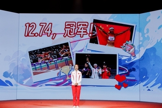 “何以中國(guó)·向海泉州”網(wǎng)絡(luò)主題活動(dòng)現(xiàn)場(chǎng)，林雨薇講述奪冠經(jīng)歷。泉州廣播電視臺(tái)供圖