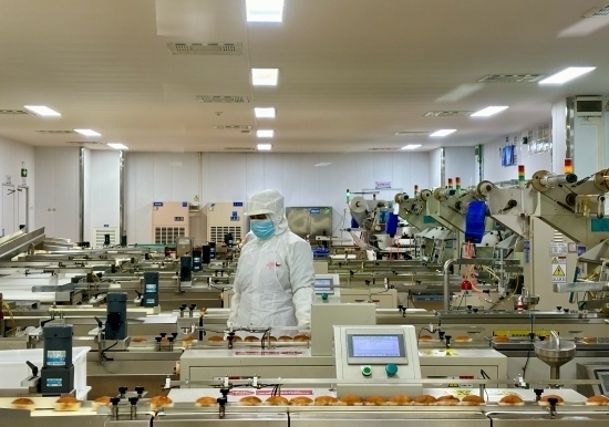 盼盼5G智慧工廠生產(chǎn)線正在進(jìn)行產(chǎn)品質(zhì)檢。人民網(wǎng)記者 金慧慧攝