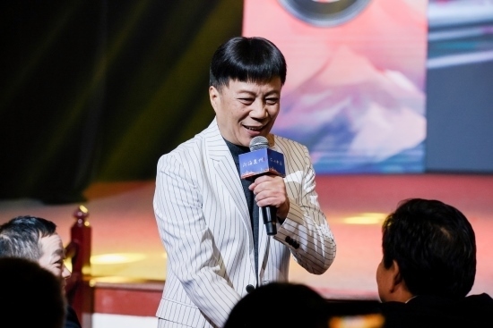 “何以中國(guó)·向海泉州”網(wǎng)絡(luò)主題活動(dòng)現(xiàn)場(chǎng)，陳百潭演出時(shí)與觀眾互動(dòng)。泉州廣播電視臺(tái)供圖