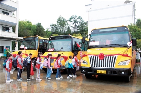 △2023年9月28日，湖北竹山縣校園直通車全域開通后，學生在有序排隊乘車。第二批主題教育開展后，竹山縣將實施農(nóng)村道路暢通工程作為為民辦實事的重要內(nèi)容。