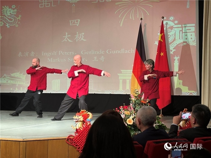 太極，表演者：Ingolf Peters、Gerlinde Gundlach、Markus Stüber