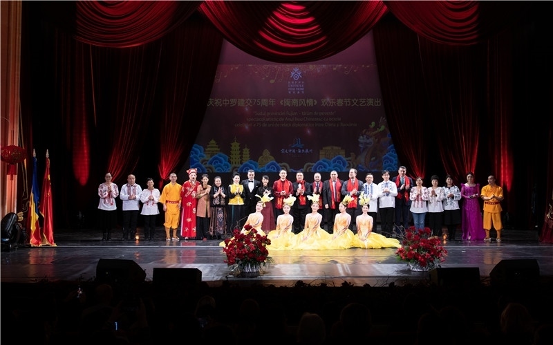 圖為韓大使、羅政府高官與泉州藝術(shù)團演員合影。中國駐羅大使館文化處供圖。