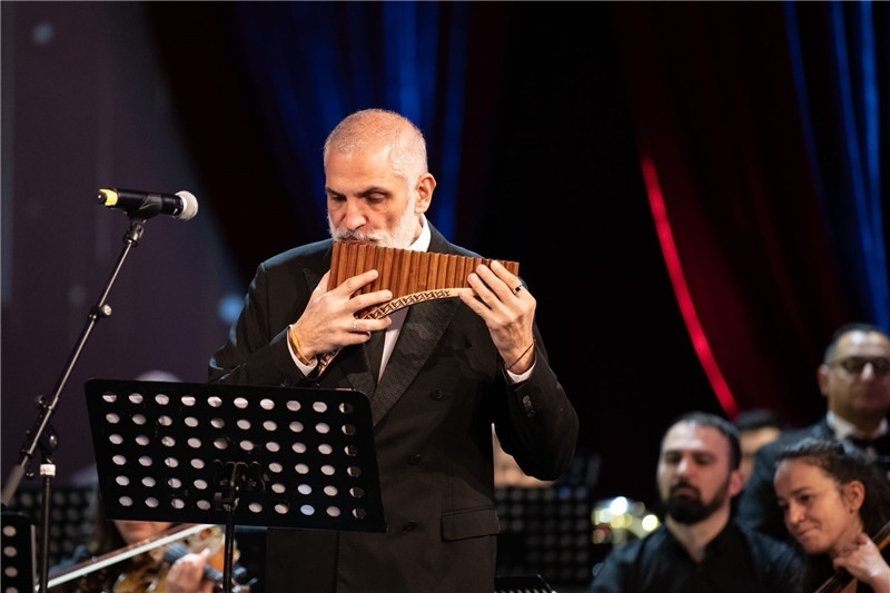 圖為著名排簫大師達米安·德拉吉奇在領(lǐng)銜演奏中國經(jīng)典曲目。 中國駐羅大使館文化處供圖。