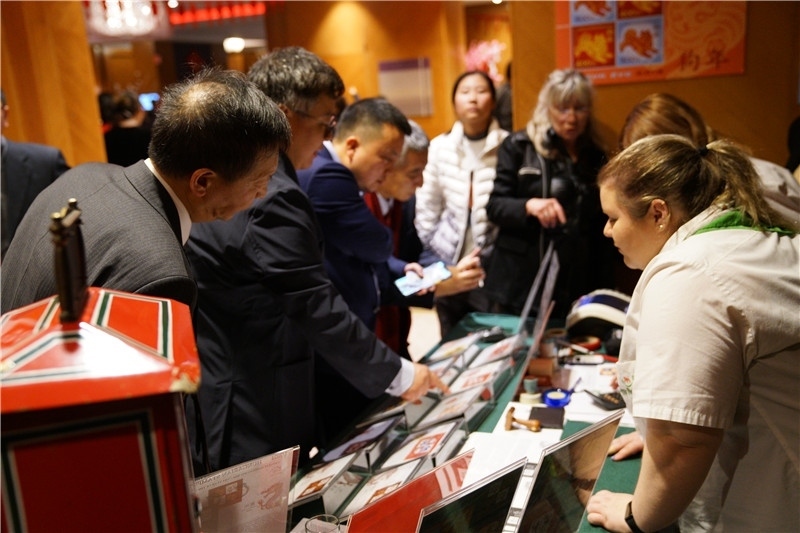 集郵愛好者排隊(duì)購買中國龍年生肖郵票