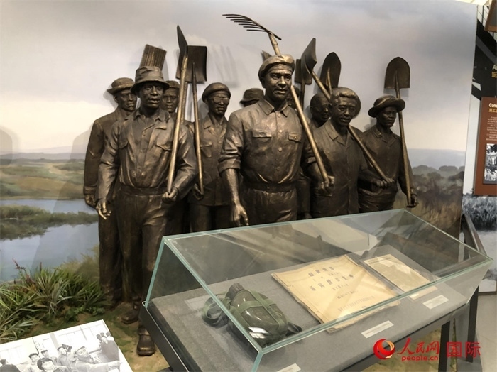 紀(jì)念園中展覽的筑路場景 。人民網(wǎng)記者 黃培昭攝