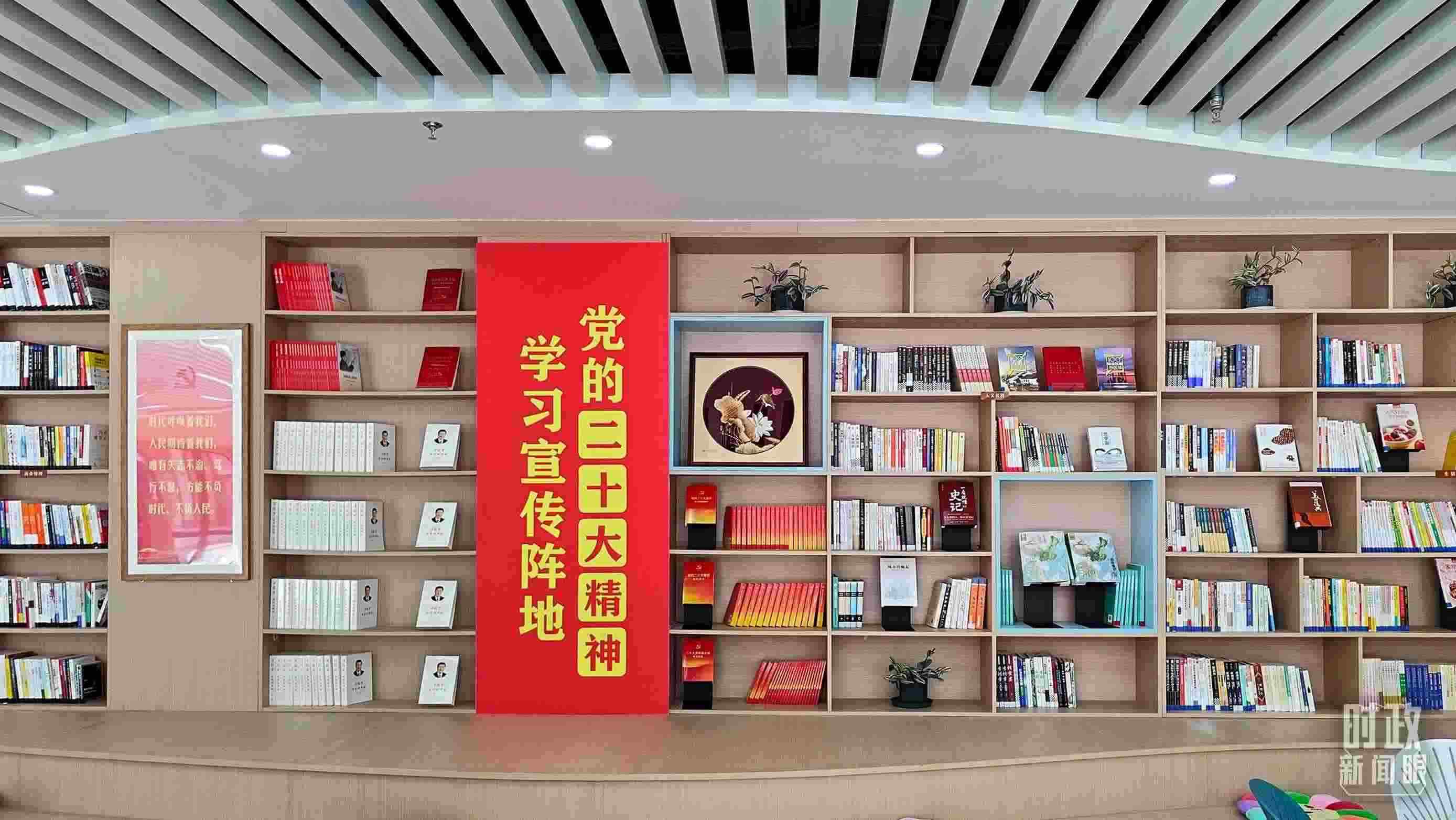 △雄安新區(qū)南文營(yíng)社區(qū)黨群服務(wù)中心。2023年5月，習(xí)近平在這里強(qiáng)調(diào)要構(gòu)筑新時(shí)代宜業(yè)宜居的“人民之城”。（總臺(tái)央視記者楊立峰拍攝）