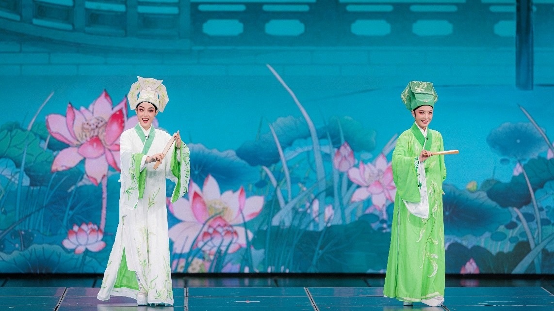 青年越劇演員陳麗君、李云霄彩排現(xiàn)場(chǎng)。主辦方供圖