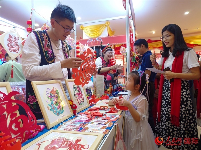 活動現(xiàn)場的剪紙展示。人民網(wǎng)記者 謝佳君攝