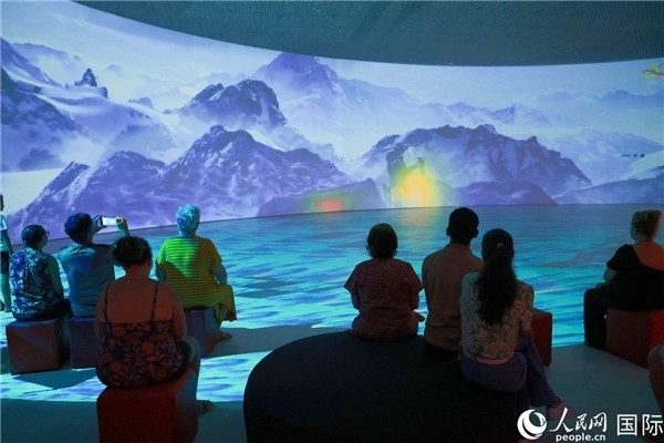 巴西民眾在活動(dòng)現(xiàn)場(chǎng)觀賞“走進(jìn)中國(guó)：沉浸式體驗(yàn)展”。人民網(wǎng)記者 陳海琪攝