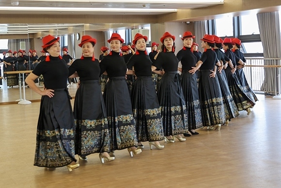 廈門(mén)思明區(qū)老年大學(xué)老年模特班正在上課。