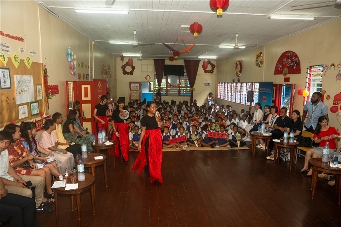 中華學(xué)校學(xué)生表演扇子舞。