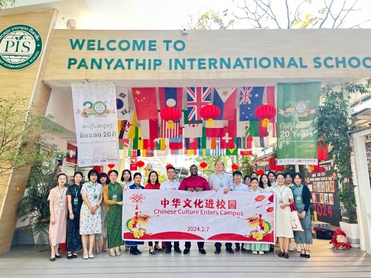 駐老撾使館政治處主任杜長青與白云碧國際學(xué)校校方、參會(huì)志愿者教師合影?；顒?dòng)主辦方供圖