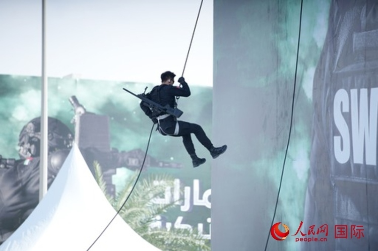 中國(guó)特警索降。人民網(wǎng) 塔里克·易卜拉欣攝