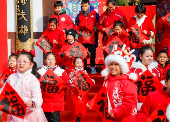 2月2日，小朋友在濟南五龍?zhí)毒皡^(qū)參加送福字活動。新華社發(fā)（徐舟攝）
