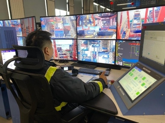 圖為寧波舟山港梅山港區(qū)遠控操作室內(nèi)，橋吊司機在遠程控制橋吊裝卸。新華社記者魏一駿 攝