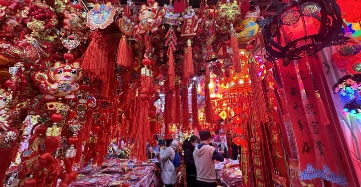 1月19日，市民在北京一商場內(nèi)選購春節(jié)裝飾品。新華社記者李欣攝