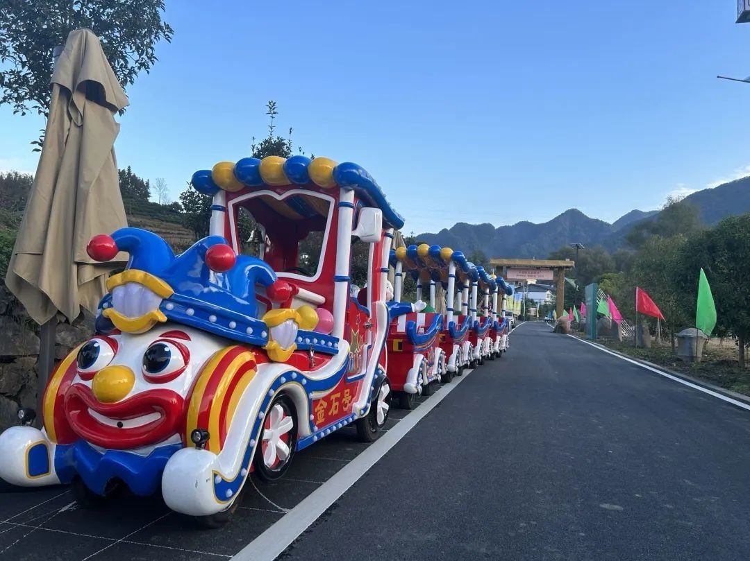 2023年10月，金石村集體出資購買了兩輛無軌觀光小火車。紫陽縣融媒體中心供圖