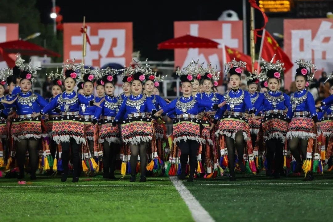 △2024年2月3日，2024年全國“村晚”示范展示活動暨貴州“村超村晚”系列活動之一的民族文化展演，在榕江縣“村超”足球場舉行。