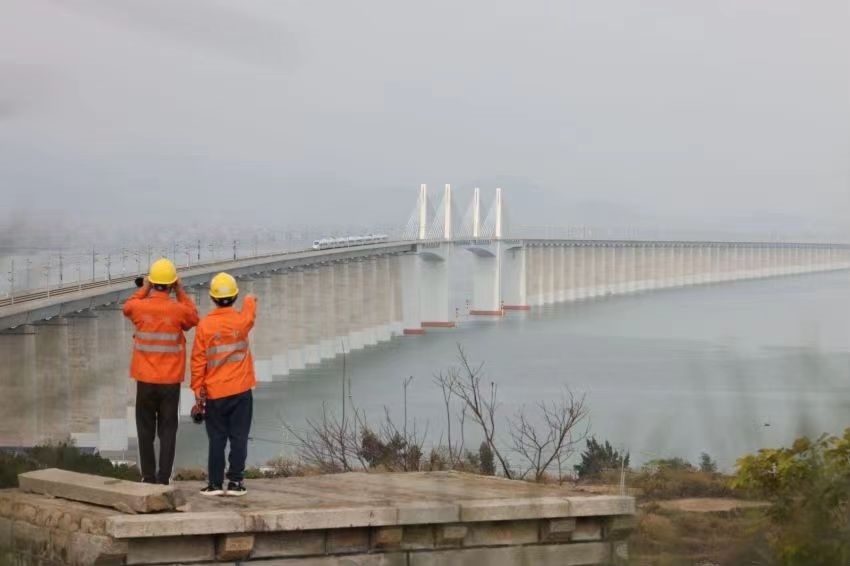 許沖和工友在白天巡視湄洲灣大橋上的供電設備。胡鵬攝