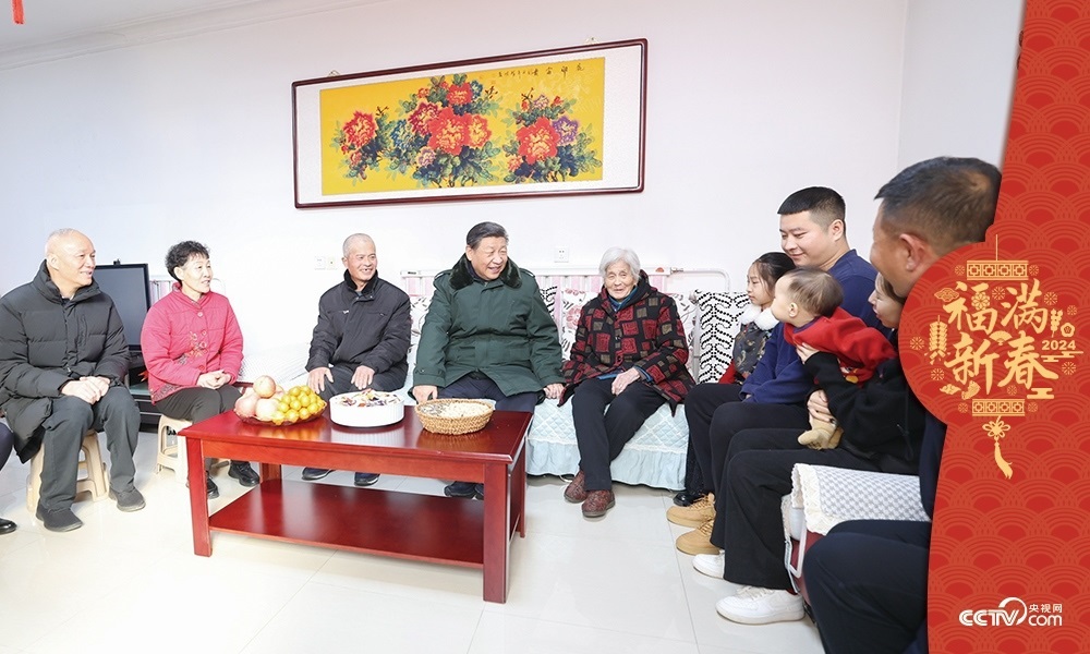 2024年2月1日，習(xí)近平總書記在天津市西青區(qū)辛口鎮(zhèn)第六埠村考察時(shí)，同村民杜洪剛一家人親切拉家常。