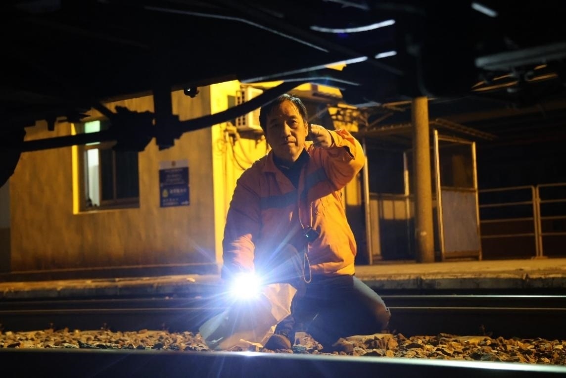 凌晨2點，李金饒正在檢查關門車。陸佳駿攝