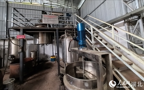 壩漆工業(yè)化量產(chǎn)設(shè)備。人民網(wǎng)記者 周雯攝