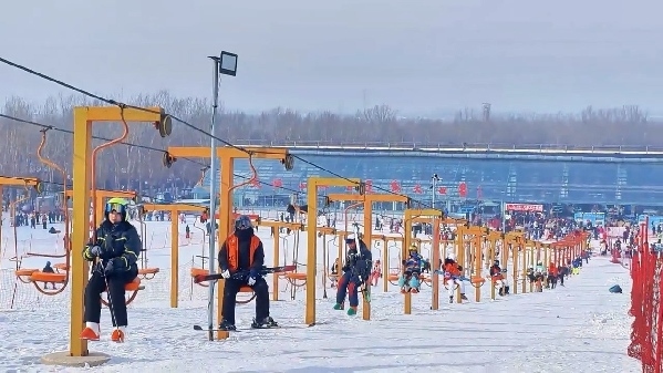 新春走基層｜滑雪場(chǎng)上過(guò)春節(jié)！冰城“冷資源”變成“熱經(jīng)濟(jì)”