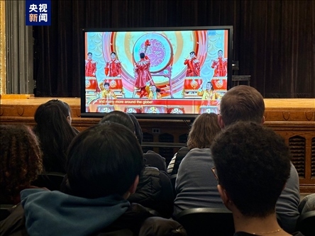 林肯中學師生觀看總臺龍年春晚英語版