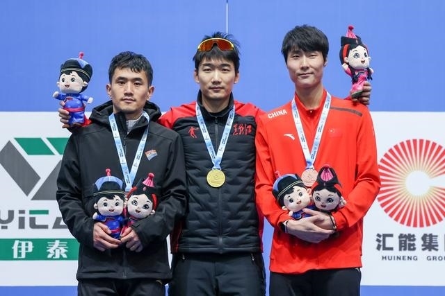 1月12日，“十四冬”速度滑冰（公開(kāi)組）男子500米比賽，冠軍黑龍江隊(duì)選手高亭宇（中）、亞軍遼寧隊(duì)選手楊濤（左）、季軍河北隊(duì)選手李添龍?jiān)陬C獎(jiǎng)儀式上合影。新華社記者 王楷焱 攝