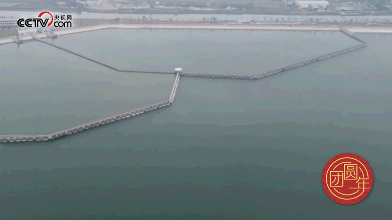 △西江潛地行，潤澤大灣區(qū)。珠江三角洲水資源配置工程西起廣東佛山順德西江干流鯉魚洲，穿越獅子洋，東至深圳公明水庫，是世界上流量最大的長距離有壓調(diào)水工程。