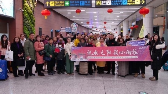 2月11日，一批馬來西亞游客抵達(dá)沈陽桃仙國際機場。新華社發(fā)