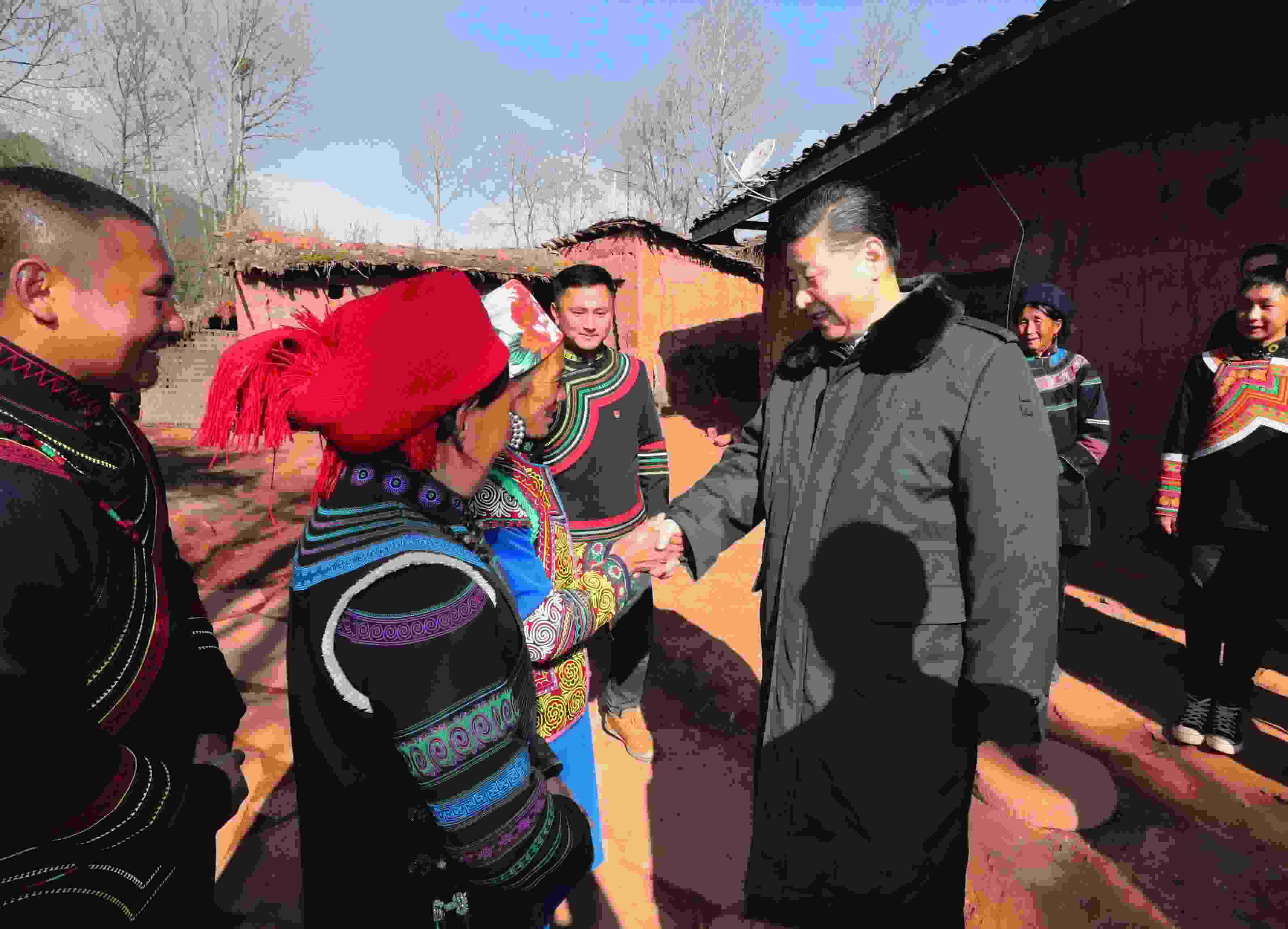 △ 2018年2月11日，習近平總書記驅車2個多小時，從四川西昌市來到位于大涼山深處的昭覺縣三岔河鄉(xiāng)三河村、解放鄉(xiāng)火普村，走進彝族貧困群眾家中，看實情、問冷暖、聽心聲，同當?shù)馗刹咳罕姽采叹珳拭撠氈摺? width=