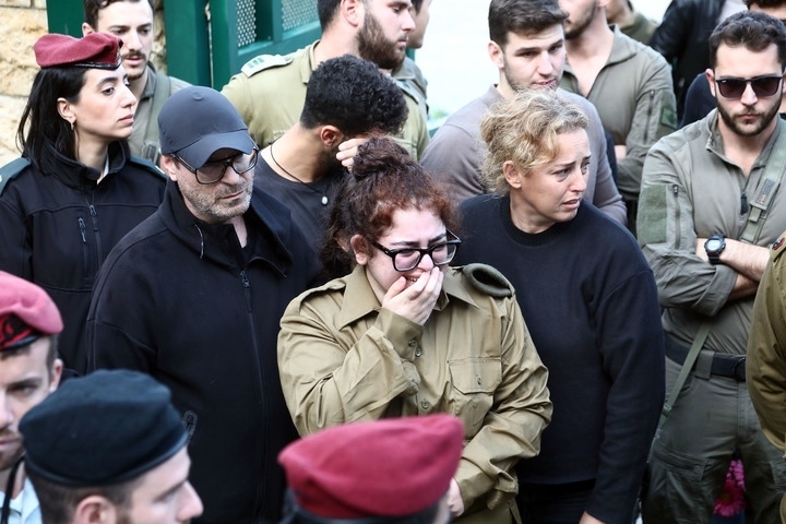 1月23日，在以色列特拉維夫的一處公墓，人們參加一名以色列士兵的葬禮。新華社發(fā)（吉德翁·馬科維奇攝/基尼圖片社）