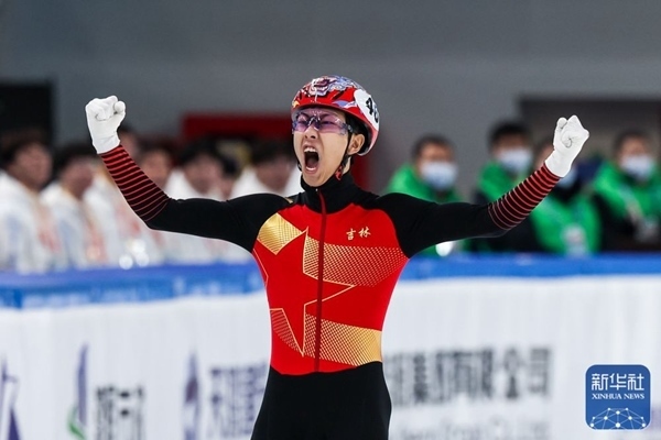 吉林隊選手孫龍沖線后慶祝勝利。新華社記者 李博 攝