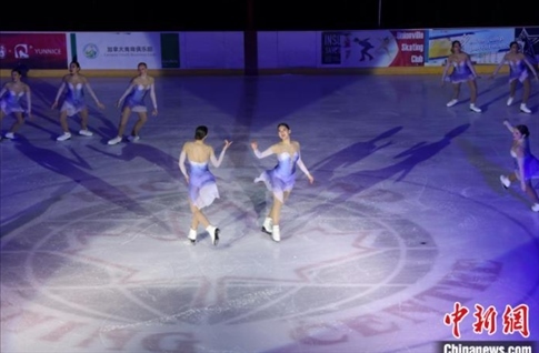 當(dāng)?shù)貢r(shí)間2月17日晚，青少年冰上春晚在加拿大多倫多舉行。圖為曾獲加拿大全國(guó)冠軍的一支青少年花滑隊(duì)進(jìn)行集體自由滑表演。 中新社記者 余瑞冬 攝