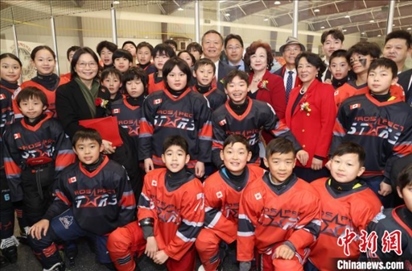 當(dāng)?shù)貢r(shí)間2月17日晚，青少年冰上春晚在加拿大多倫多舉行。圖為中國(guó)駐多倫多總領(lǐng)事羅偉東和主辦方代表、與會(huì)嘉賓與“未來之星”冰球隊(duì)華裔少年冰球手們合影。 中新社記者 余瑞冬 攝