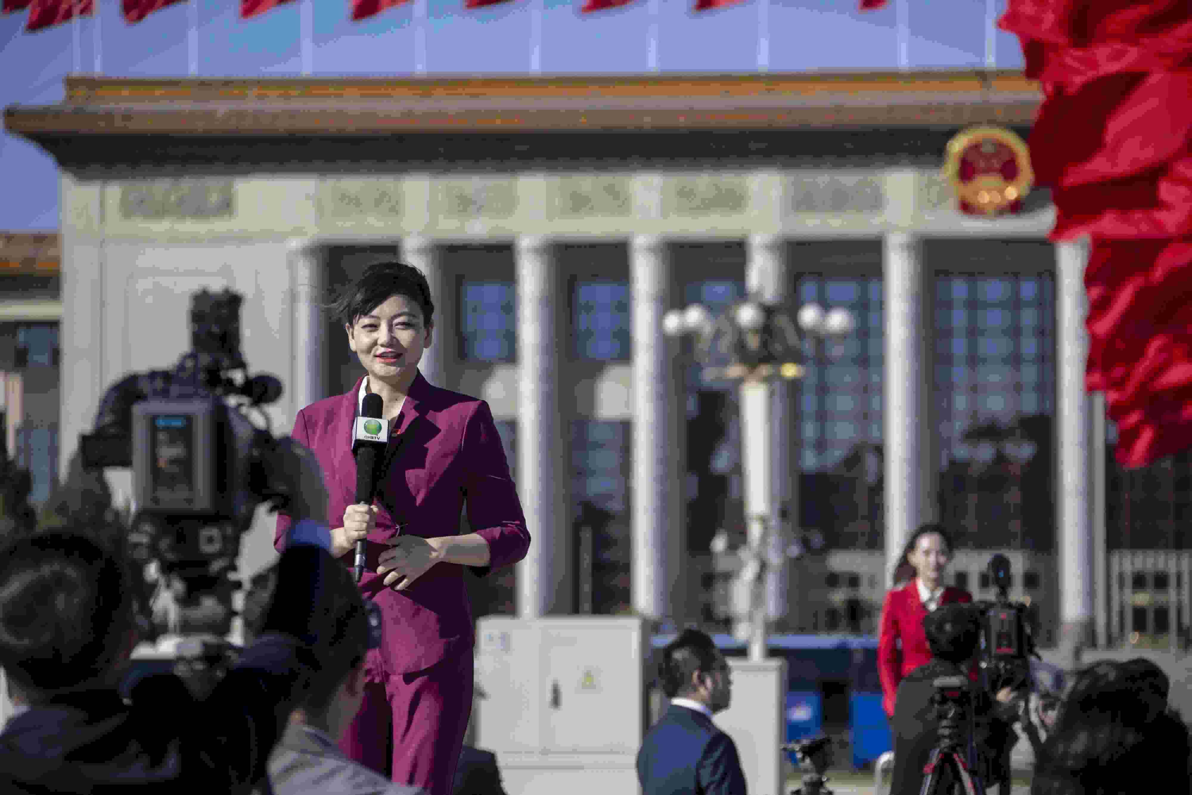 △ 2022年10月22日，北京人民大會(huì)堂，中國(guó)共產(chǎn)黨第二十次全國(guó)代表大會(huì)勝利閉幕，媒體記者戶外進(jìn)行現(xiàn)場(chǎng)報(bào)道。