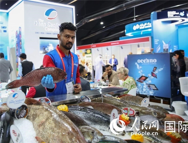 海灣食品展上，一位展商在展示海產(chǎn)品。人民網(wǎng) 塔里克·易卜拉欣攝