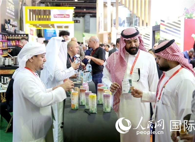 圖為專業(yè)觀眾在海灣食品展飲料展區(qū)參觀。人民網(wǎng) 塔里克·易卜拉欣攝