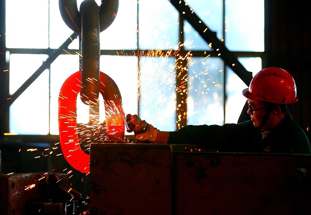 △ 2024年2月17日，青島市，即墨區(qū)靈山街道一家錨鏈企業(yè)，工人正在忙碌。