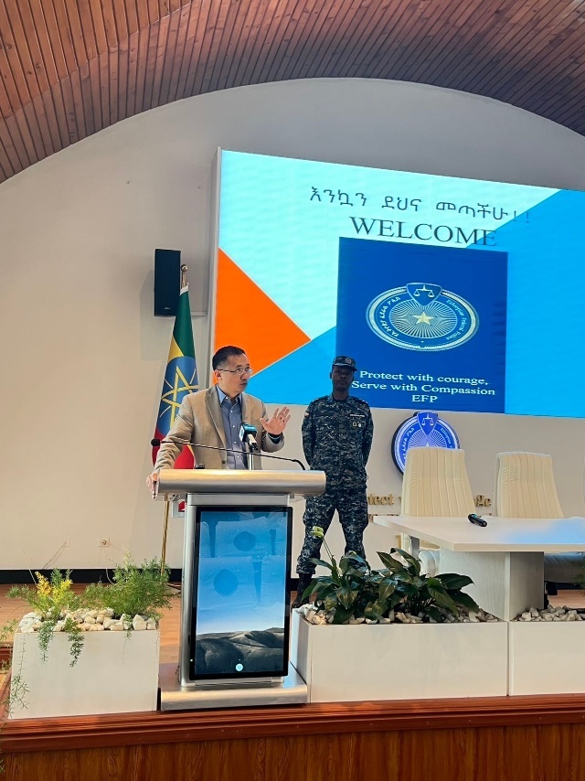 圖為駐埃塞使館首席館員申欽民公參致辭。亞的斯亞貝巴大學孔子學院供圖