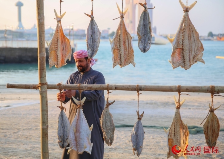  手工藝者展示如何晾曬魚干。人民網 塔里克·易卜拉欣攝