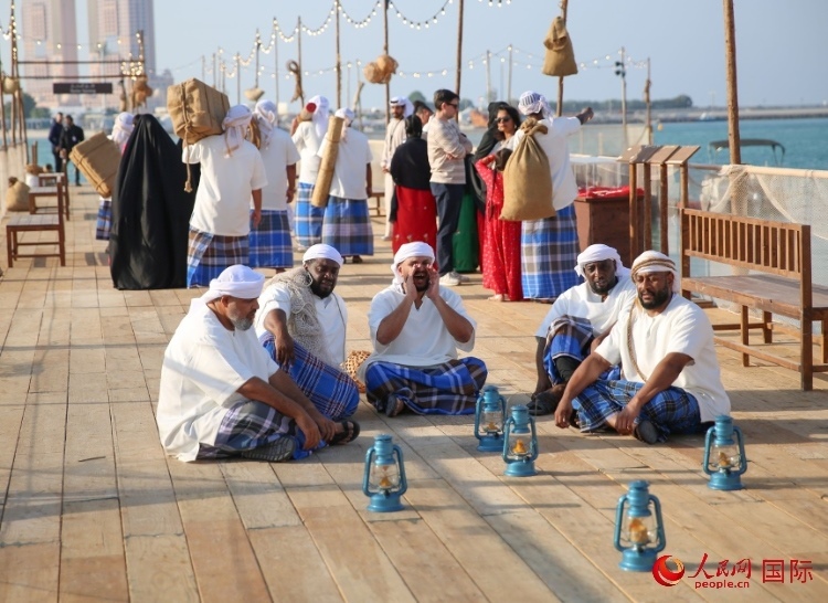 演藝人員展示售賣產品的場景。人民網 塔里克·易卜拉欣攝