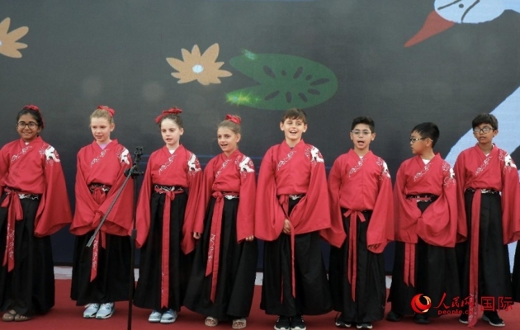 來自世界各地的小朋友一同誦讀中國古詩。人民網(wǎng) 滕婧含攝