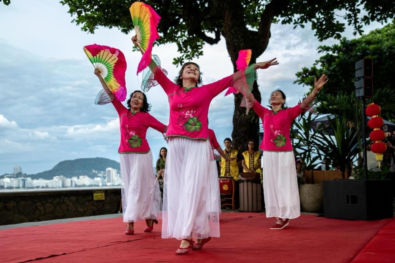 當?shù)貢r間2月24日晚，2024年元宵節(jié)慶?；顒釉诎臀骼锛s熱內盧市科帕卡巴納要塞舉辦。巴西山河文化促進中心供圖