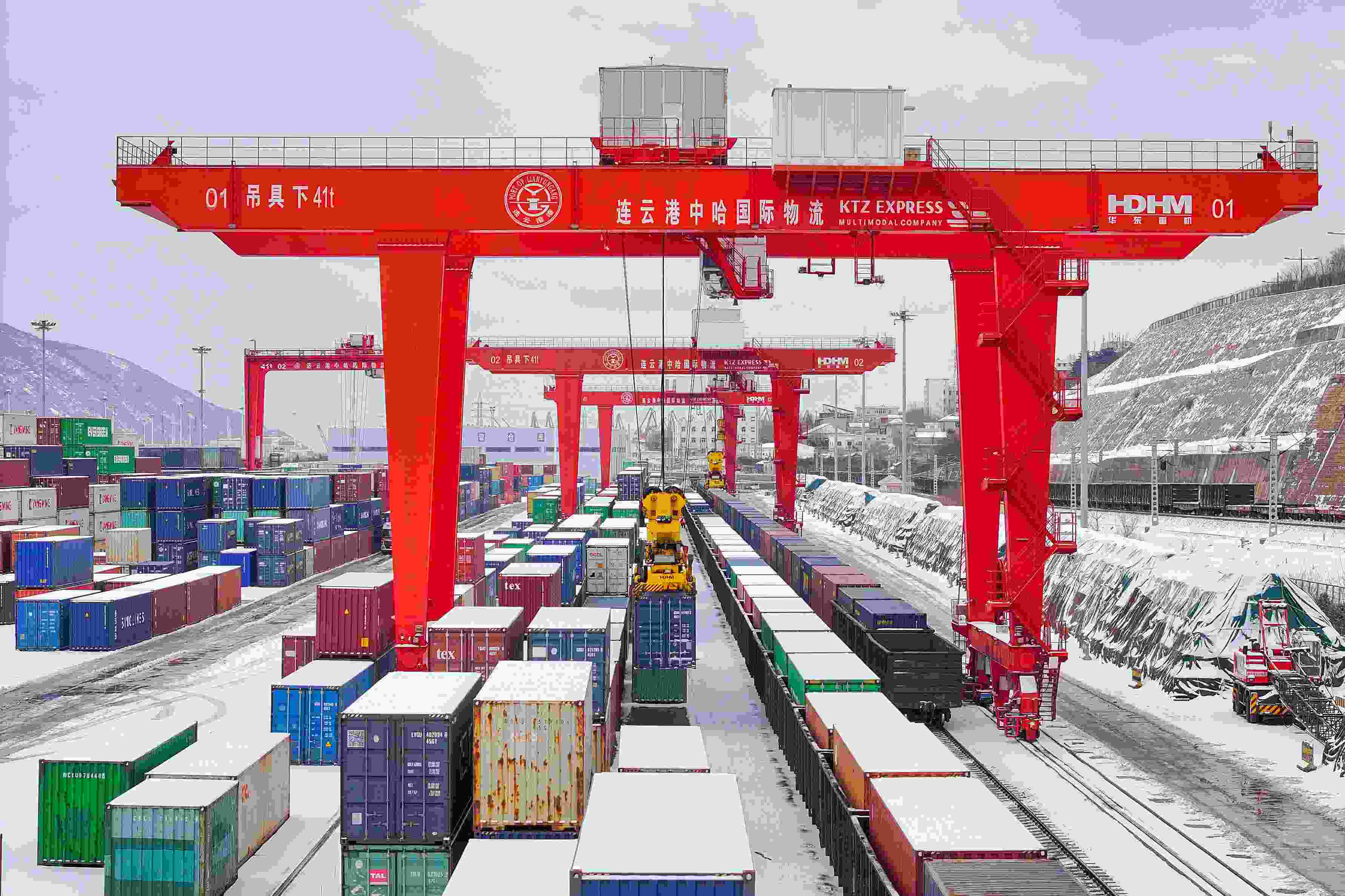 2024年2月22日，江蘇省連云港市中哈連云港物流合作基地，大型機(jī)械正在吊裝集裝箱。