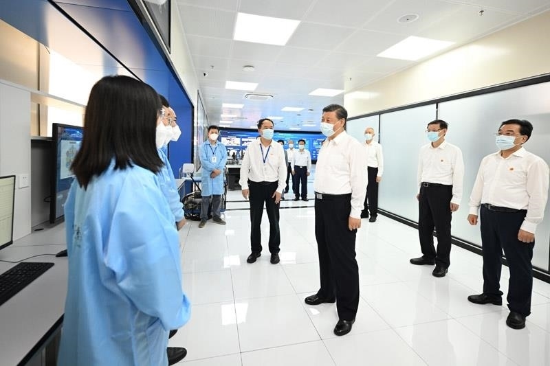 2023年7月6日，習近平總書記在江蘇南京市考察紫金山實驗室時，同科研人員親切交流。