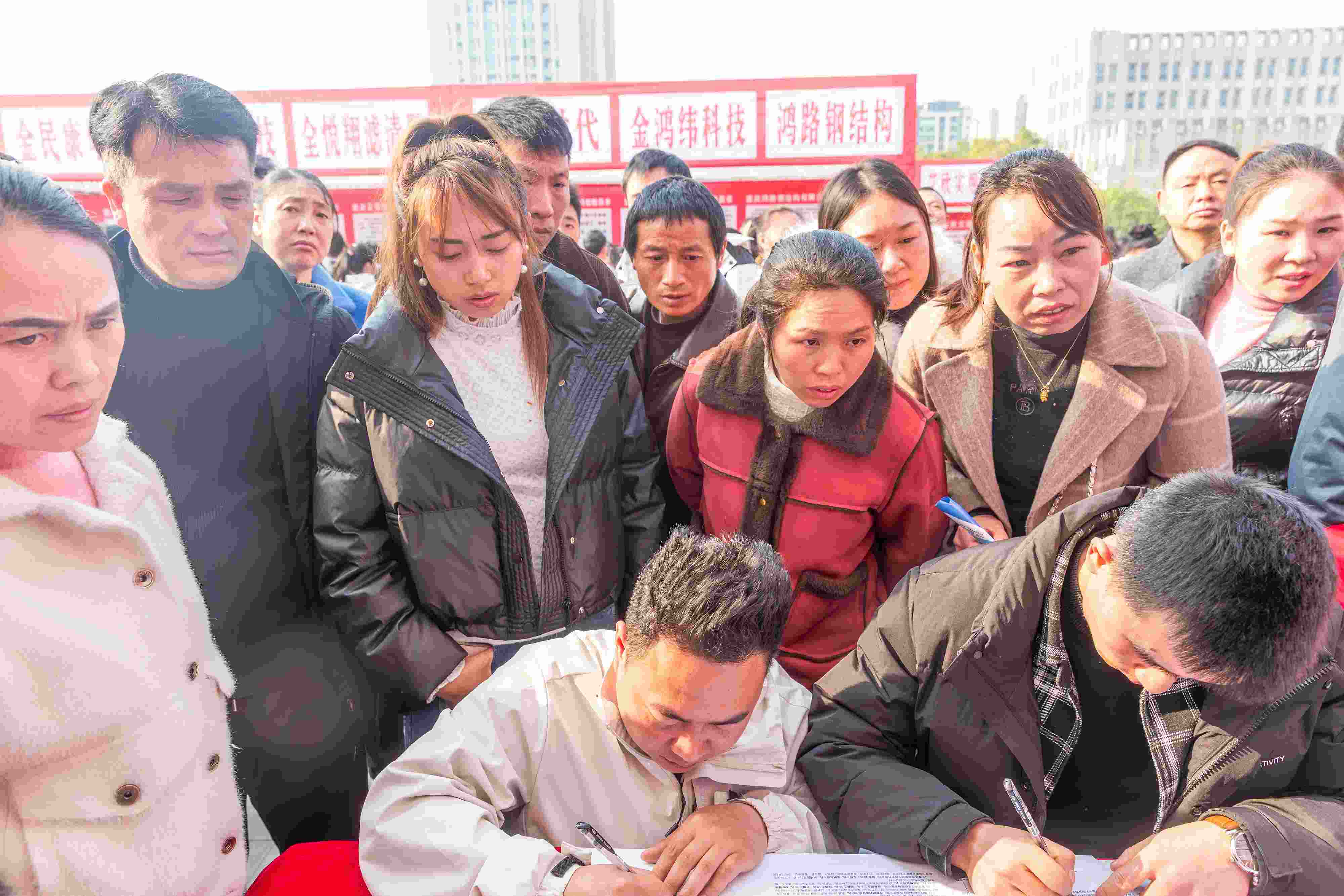 △ 2024年2月19日，重慶市南川區(qū)舉辦2024“春風(fēng)行動(dòng)”招聘會(huì)，為企業(yè)和求職者牽線(xiàn)搭橋，助力務(wù)工人員返崗就業(yè)、企業(yè)復(fù)產(chǎn)復(fù)工。