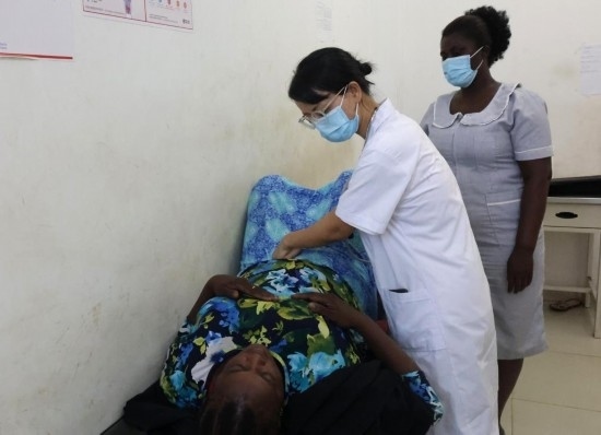 2023年2月27日，在塞拉利昂首都弗里敦，一名中國(guó)醫(yī)療隊(duì)的醫(yī)生正在為患者檢查身體。