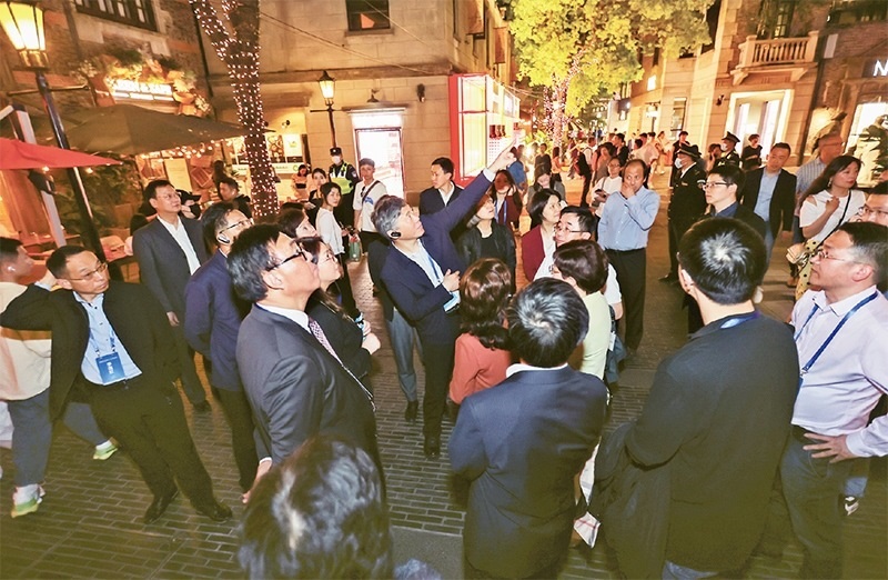 2023年4月18日，全國無黨派人士考察團(tuán)來到位于上海市黃浦區(qū)的上海新天地開放式街區(qū)考察夜經(jīng)濟(jì)。 新華社記者 王翔/攝
